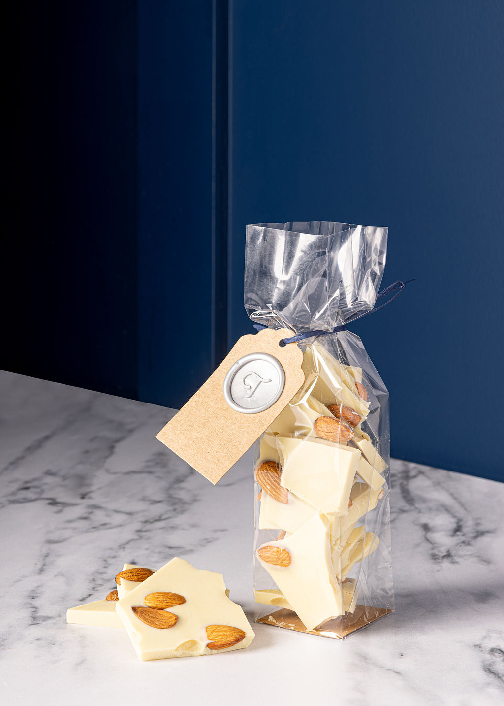 Vera White Chocolate & Almonds (150g)